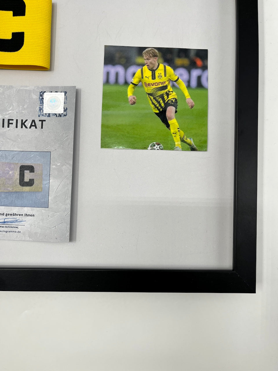 Kapitänsbinde Daniel Svensson signiert im Rahmen Borussia Dortmund COA