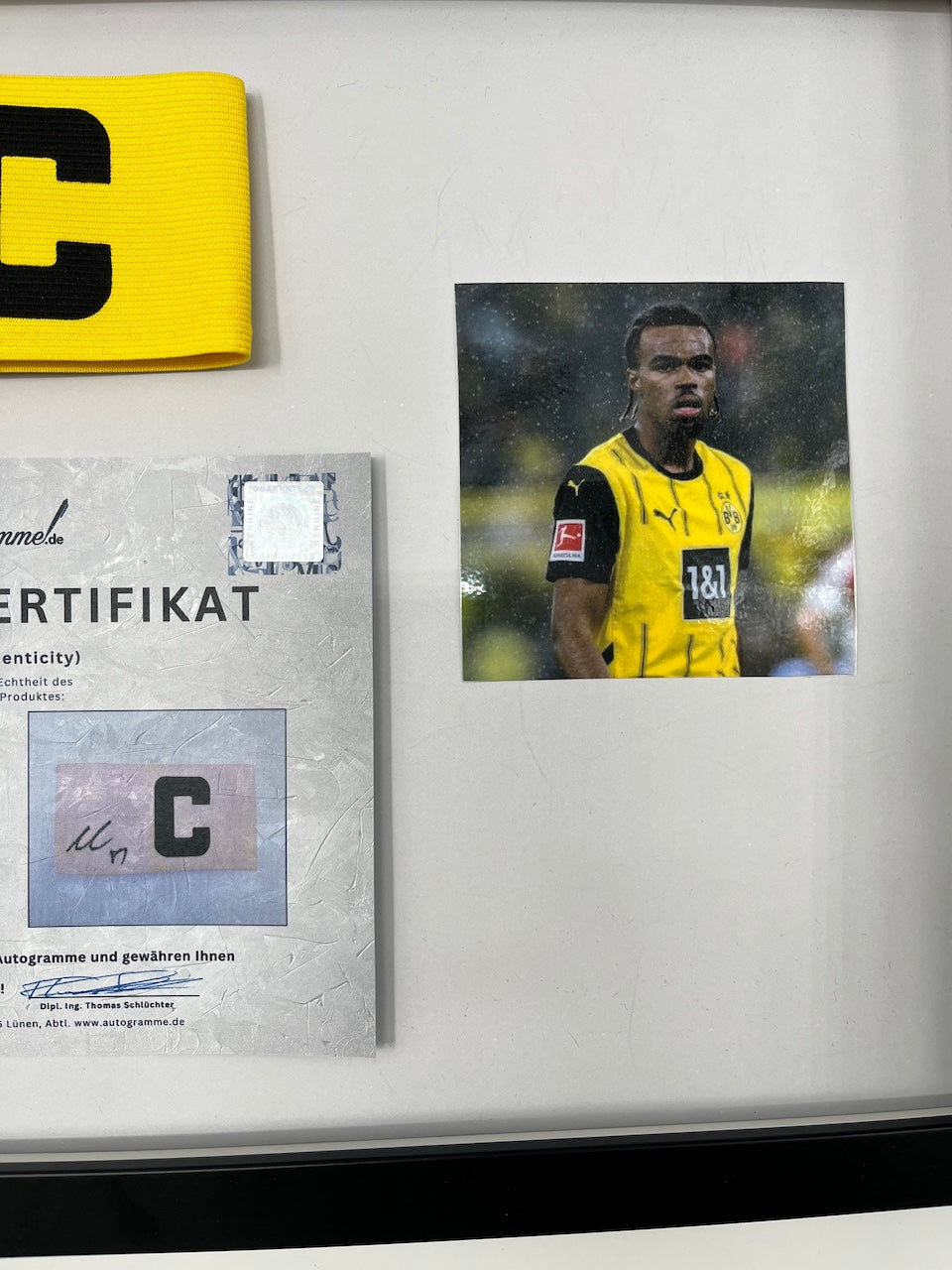 Kapitänsbinde Carney Chukwuemeka signiert im Rahmen Borussia Dortmund COA