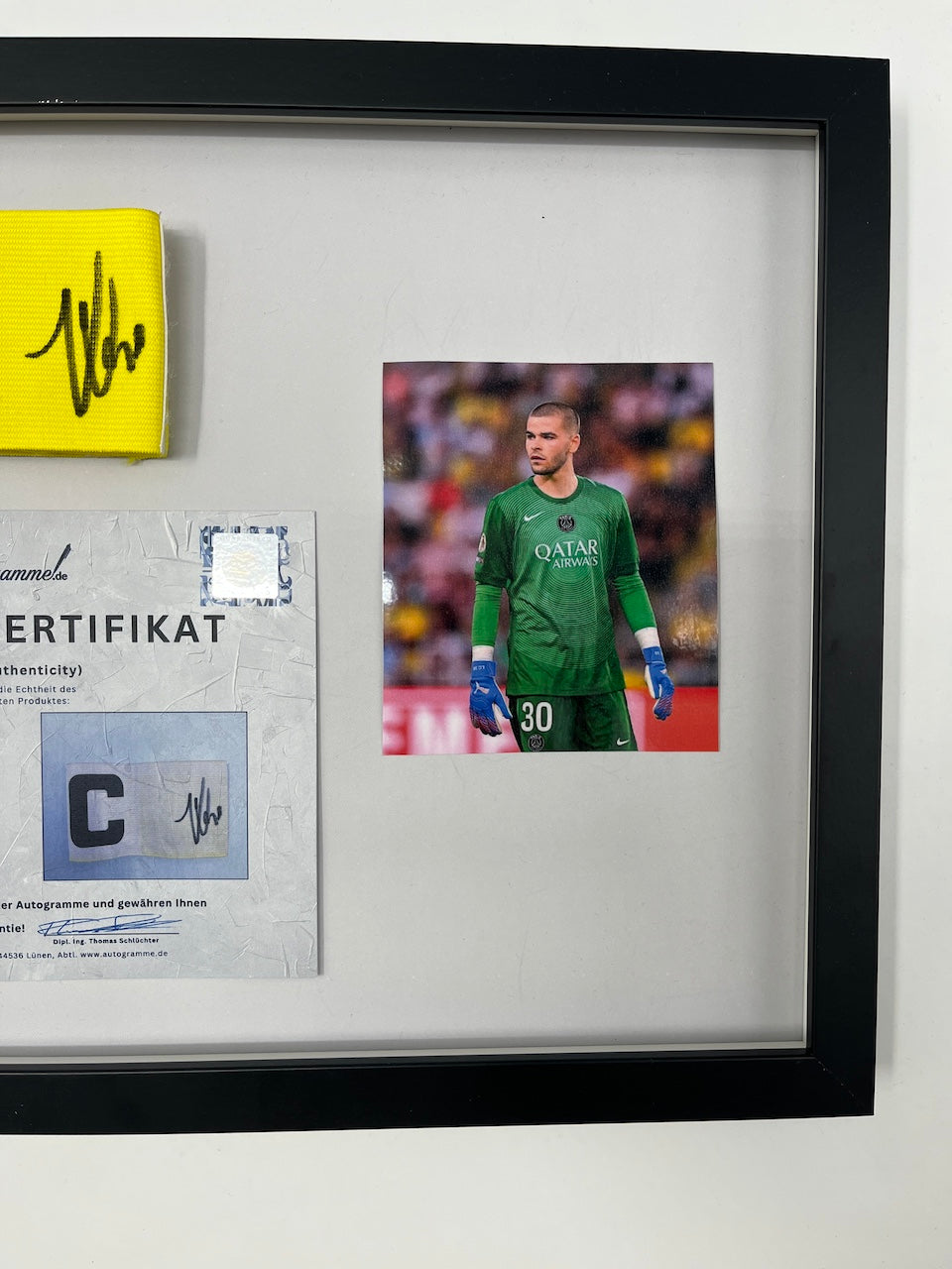 Kapitänsbinde Lucas Chevalier signiert im Rahmen PSG COA