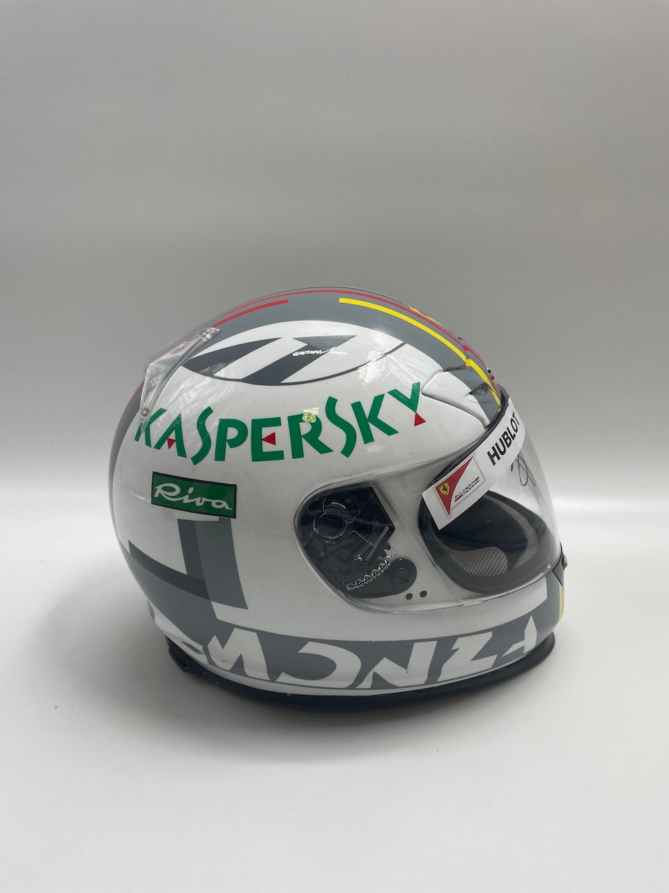 Sebastian Vettel Formula 1 helmet signature and certificate of authenticity 1: 1