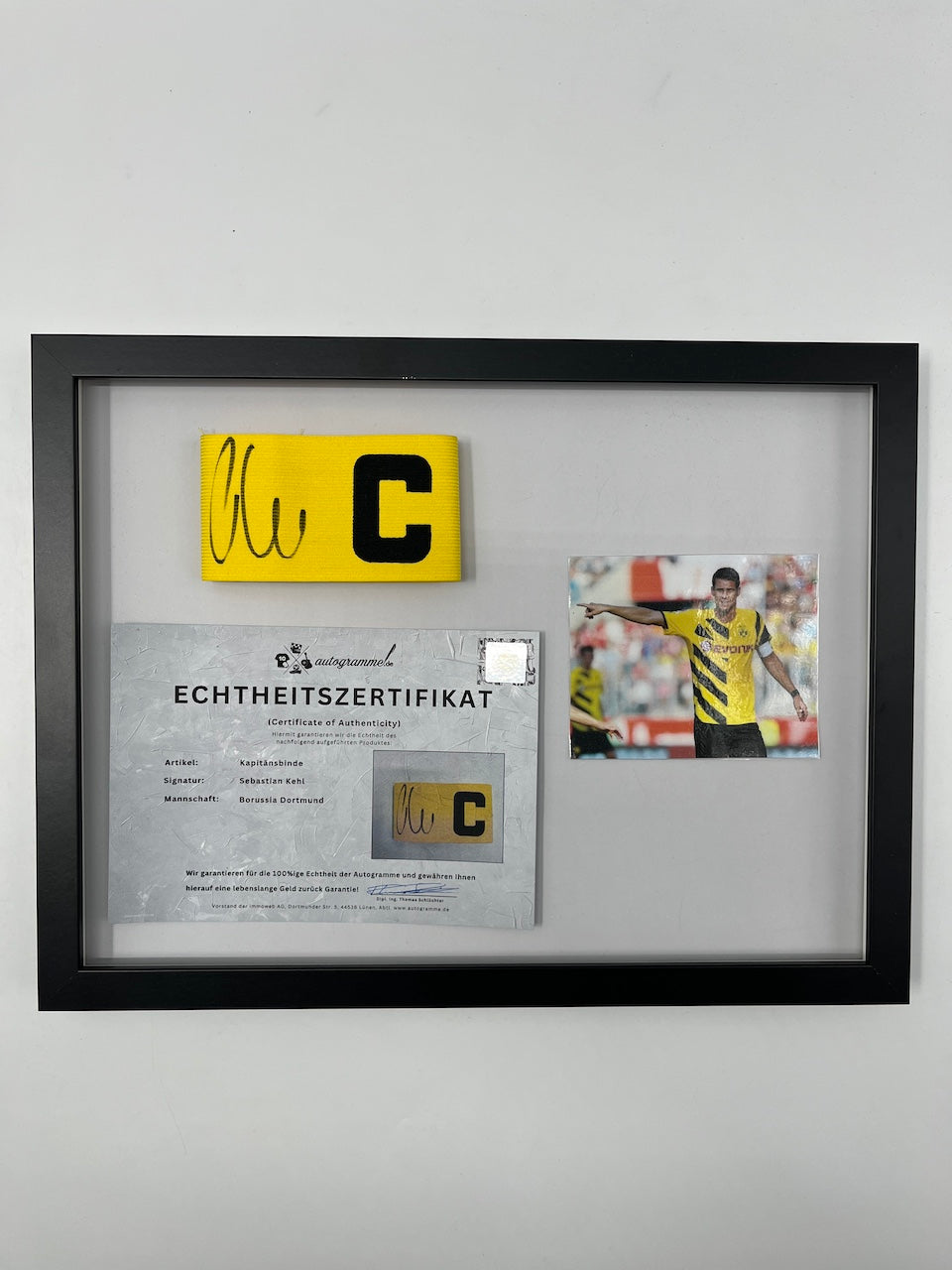Kapitänsbinde Sebastian Kehl signiert im Rahmen Borussia Dortmund COA