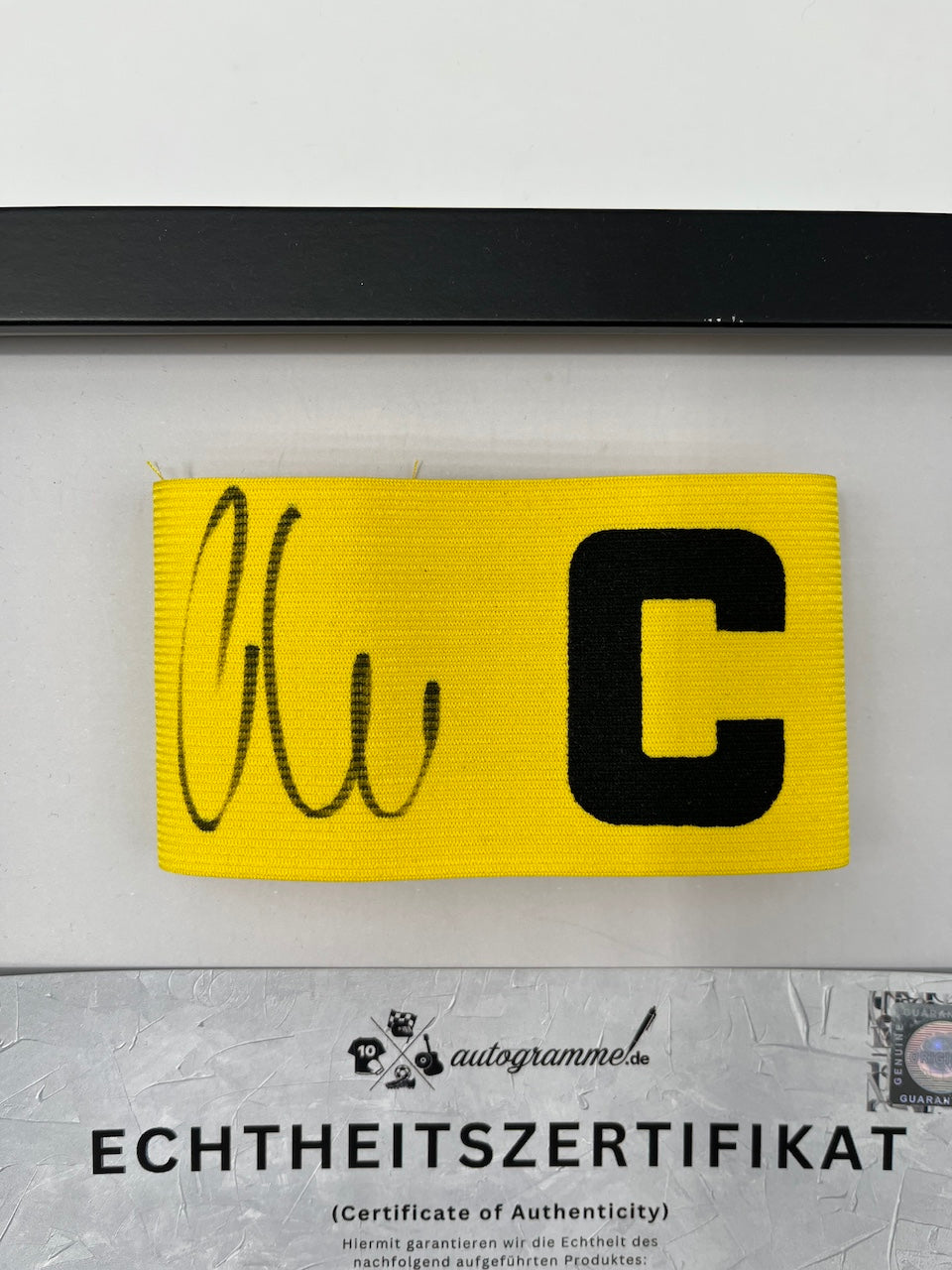 Kapitänsbinde Sebastian Kehl signiert im Rahmen Borussia Dortmund COA