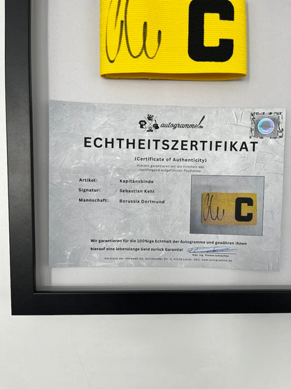 Kapitänsbinde Sebastian Kehl signiert im Rahmen Borussia Dortmund COA