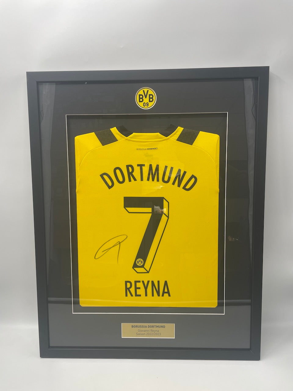 Borussia Dortmund jersey Giovanni Reyna signed in the frame Puma BVB