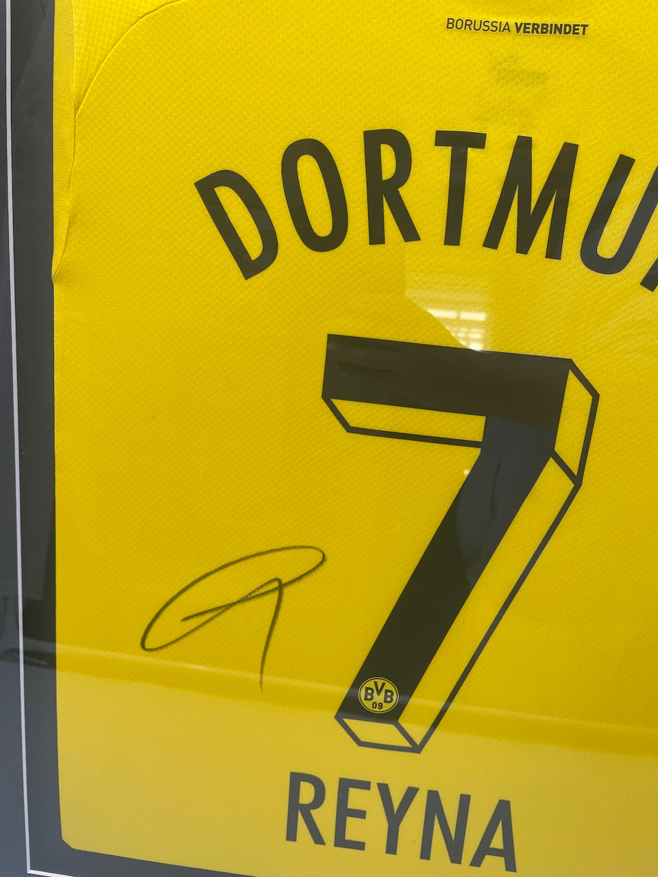 Borussia Dortmund jersey Giovanni Reyna signed in the frame Puma BVB