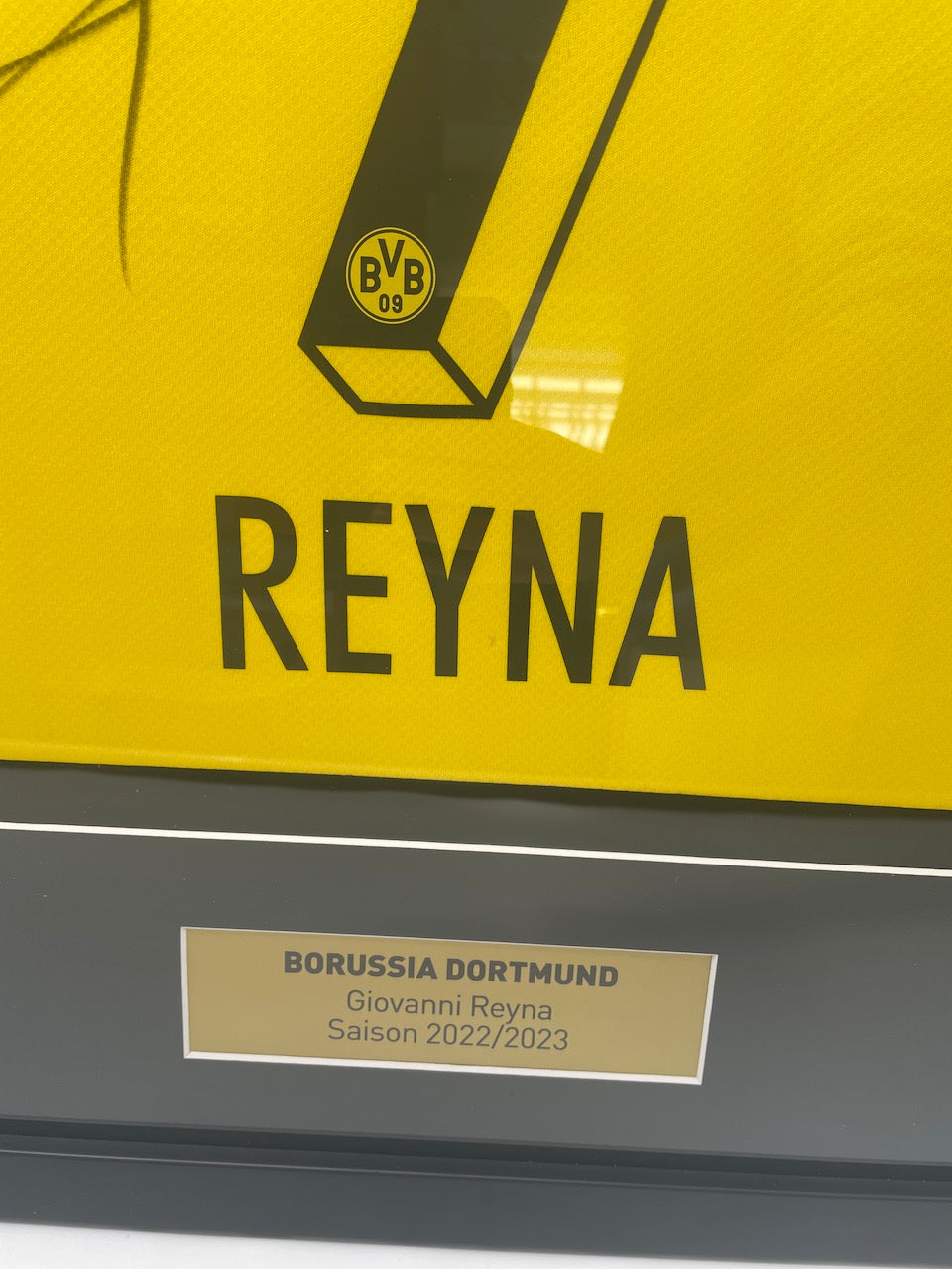 Borussia Dortmund jersey Giovanni Reyna signed in the frame Puma BVB