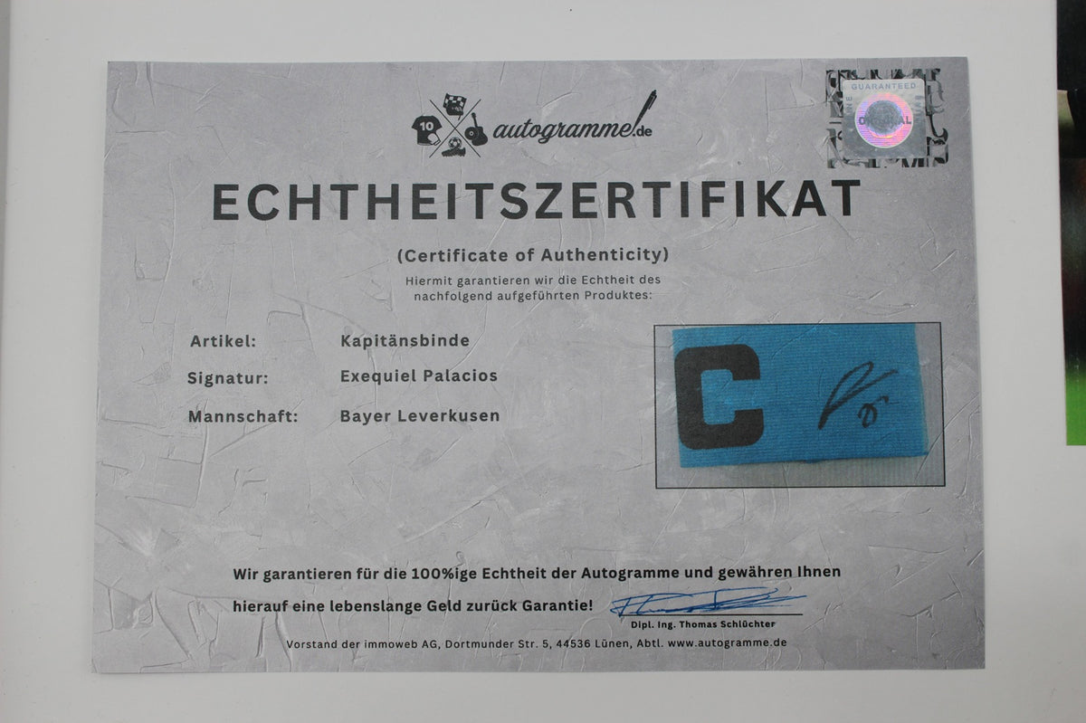 Kapitänsbinde Exequiel Palacios signiert im Rahmen Autogramm Bayer 04 Leverkusen