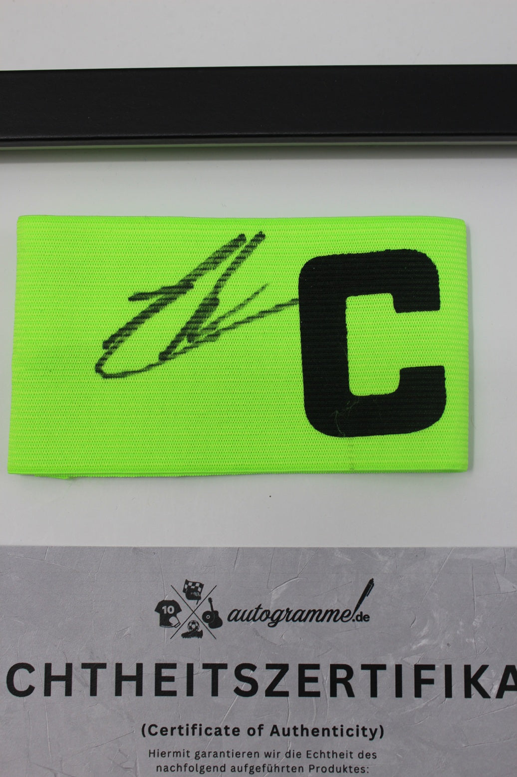 Kapitänsbinde Xabi Alonso signiert im Rahmen Real Madrid Fußball COA  Autogramm