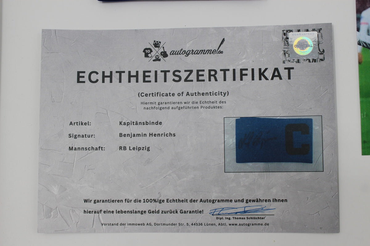 Kapitänsbinde Benjamin Henrichs signiert im Rahmen RB Leipzig Autogramm COA