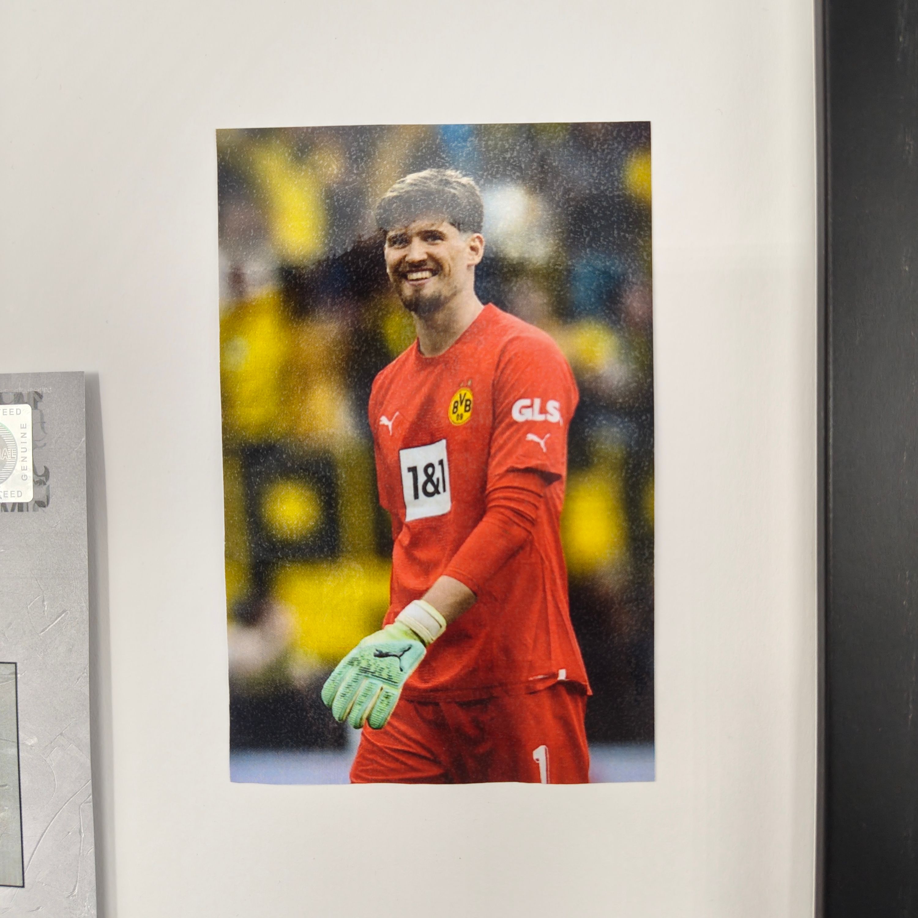 Kapitänsbinde Gregor Kobel signiert im Rahmen BVB 09