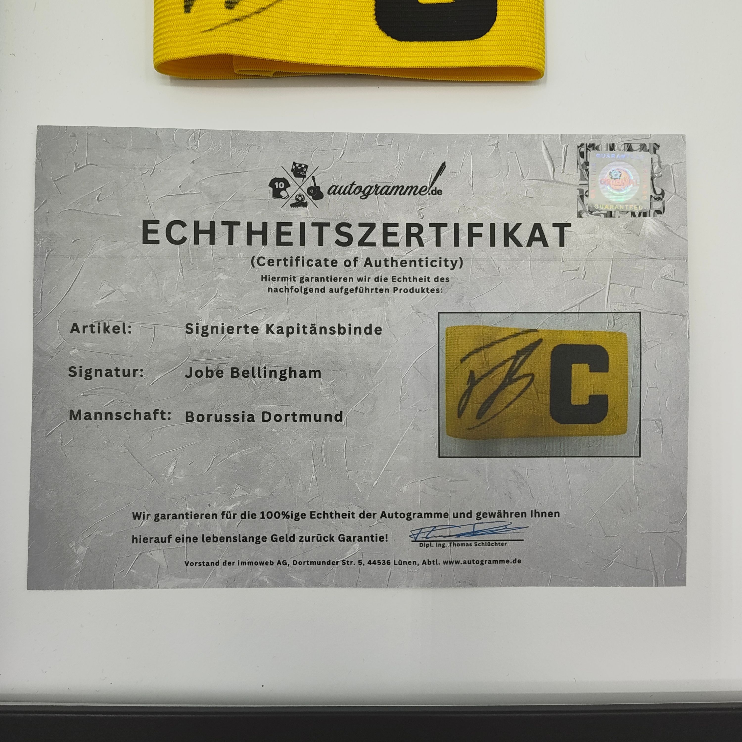 Kapitänsbinde Jobe Bellingham signiert im Rahmen Borussia Dortmund COA Fußball