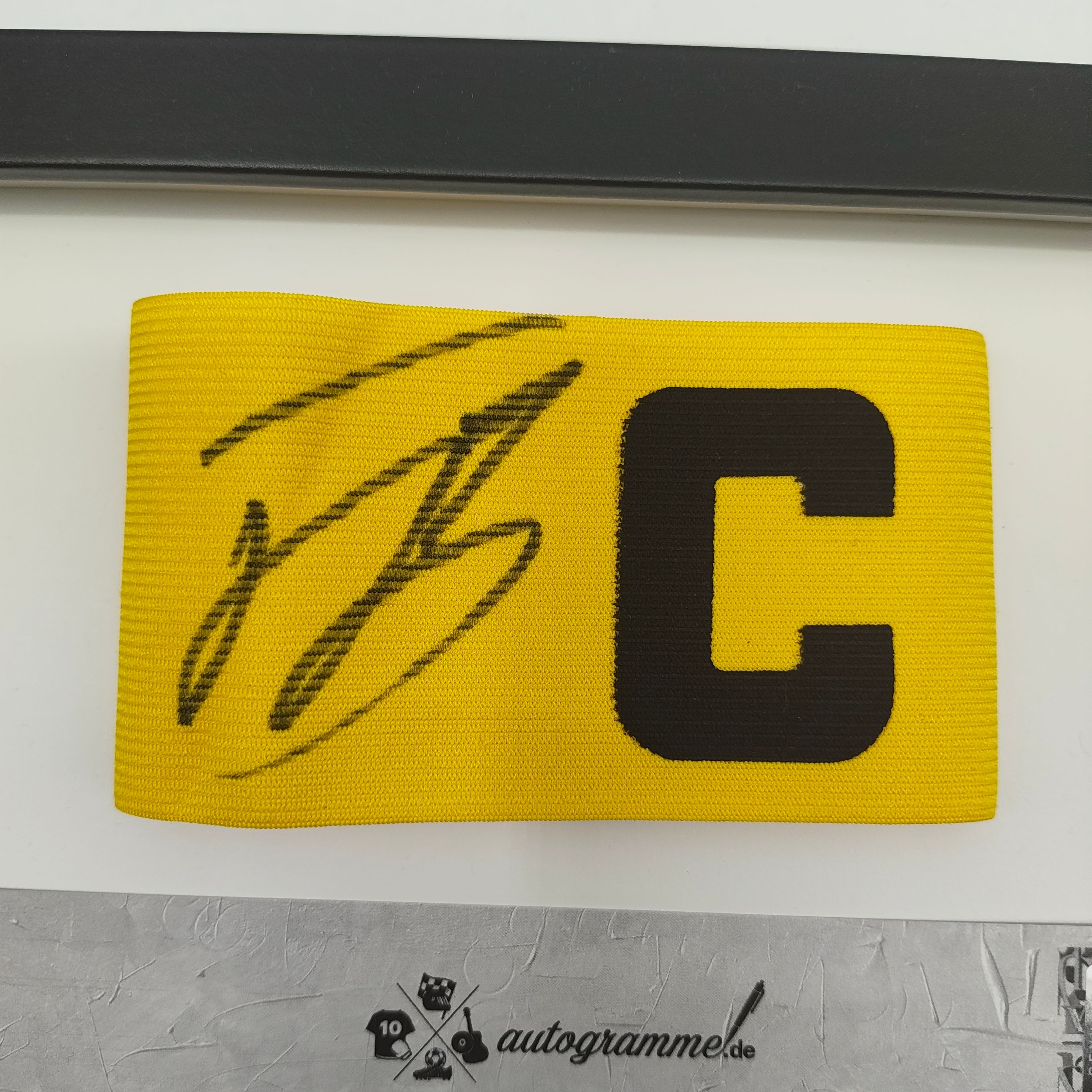 Kapitänsbinde Jobe Bellingham signiert im Rahmen Borussia Dortmund COA Fußball