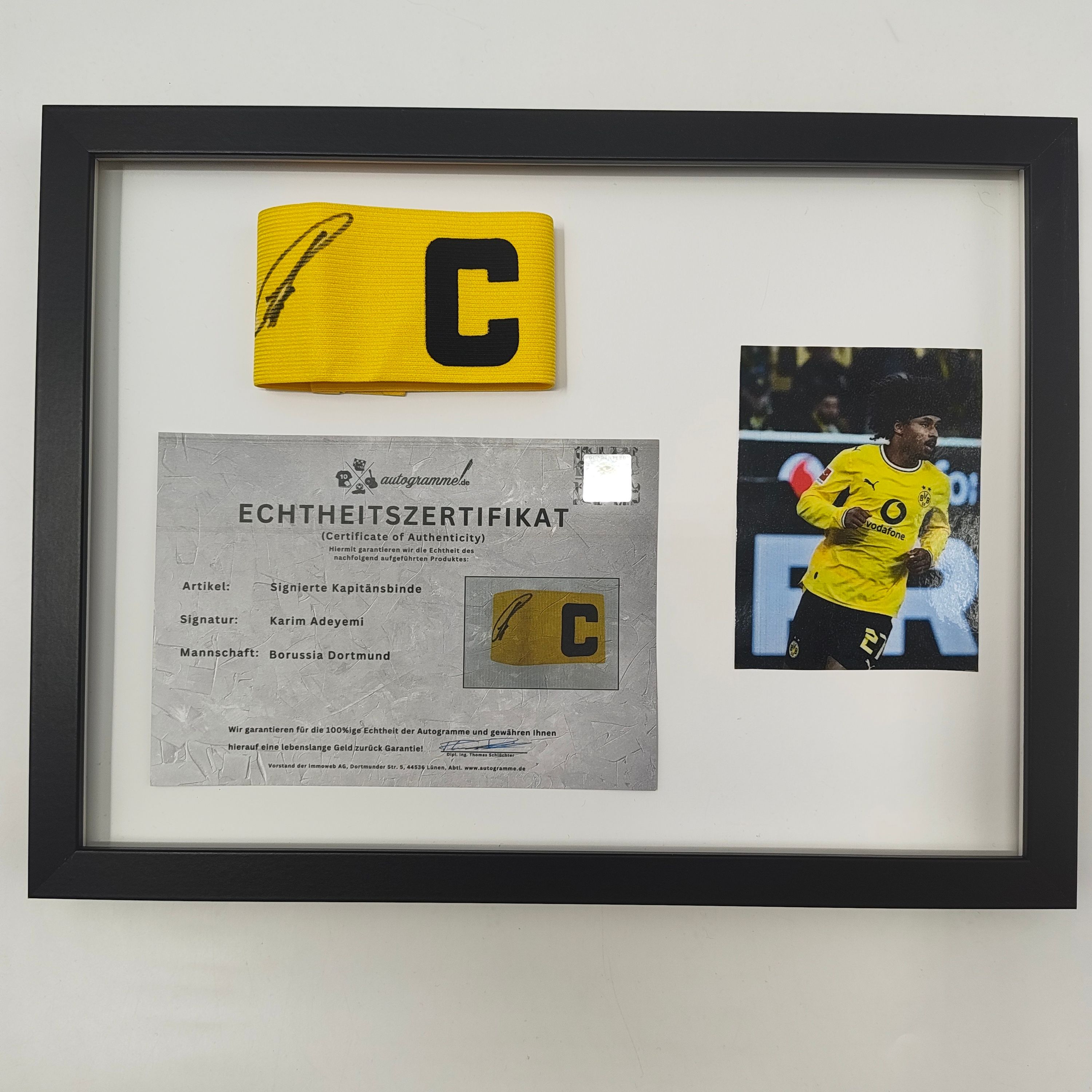 Kapitänsbinde Karim Adeyemi signiert im Rahmen Borussia Dortmund Autogramm COA