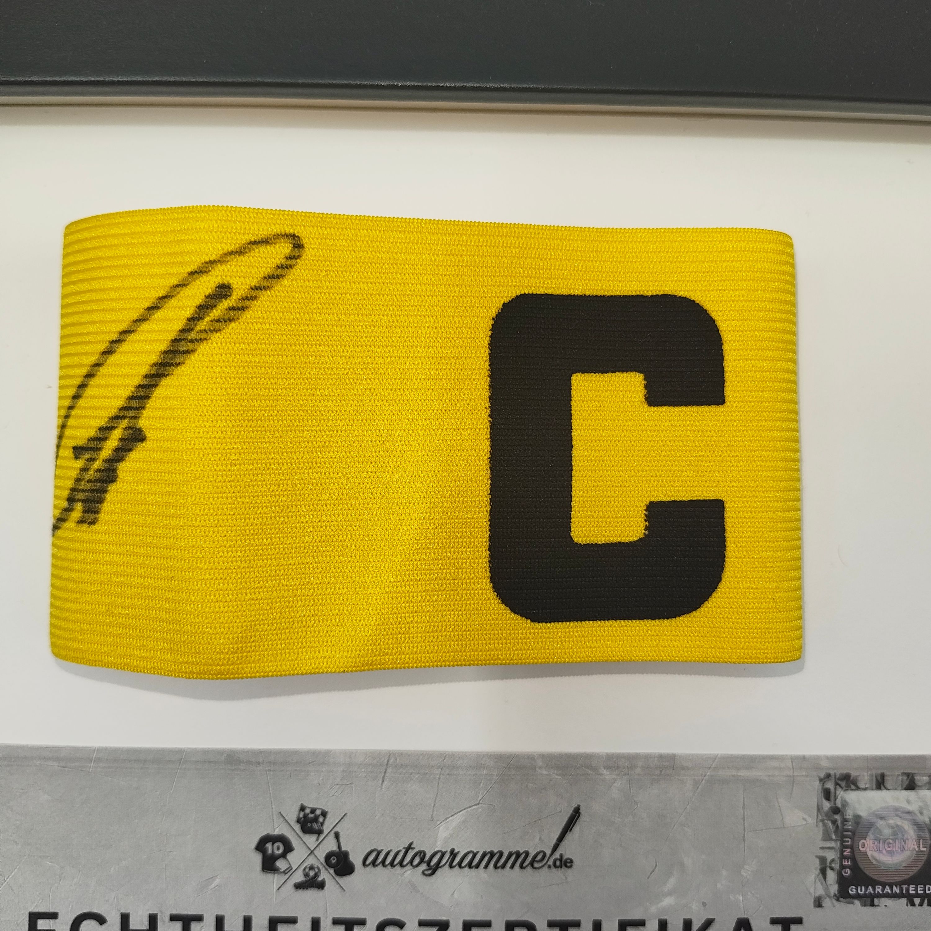 Kapitänsbinde Karim Adeyemi signiert im Rahmen Borussia Dortmund Autogramm COA