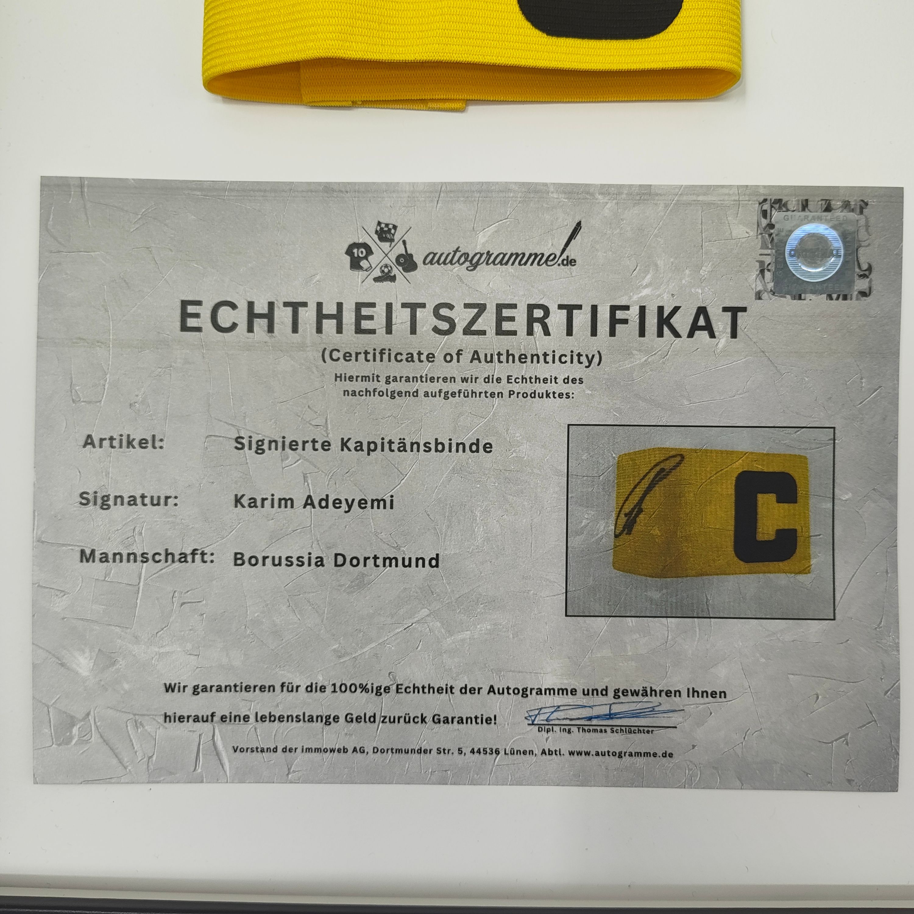 Kapitänsbinde Karim Adeyemi signiert im Rahmen Borussia Dortmund Autogramm COA