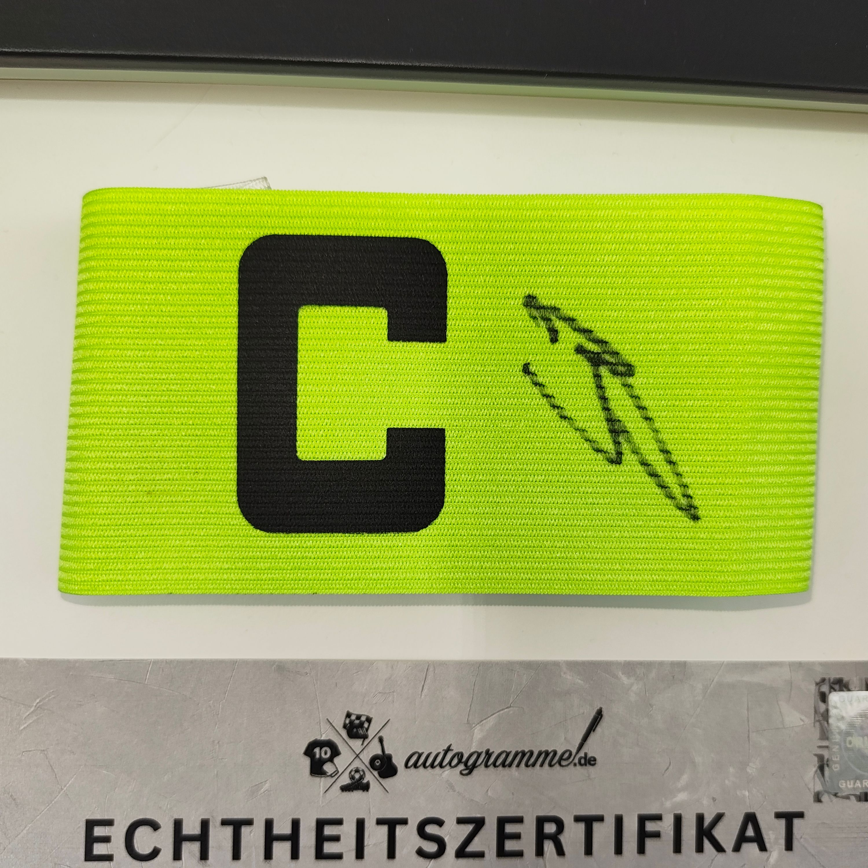 Kapitänsbinde Samuele Inácio signiert im Rahmen Borussia Dortmund COA Fußball