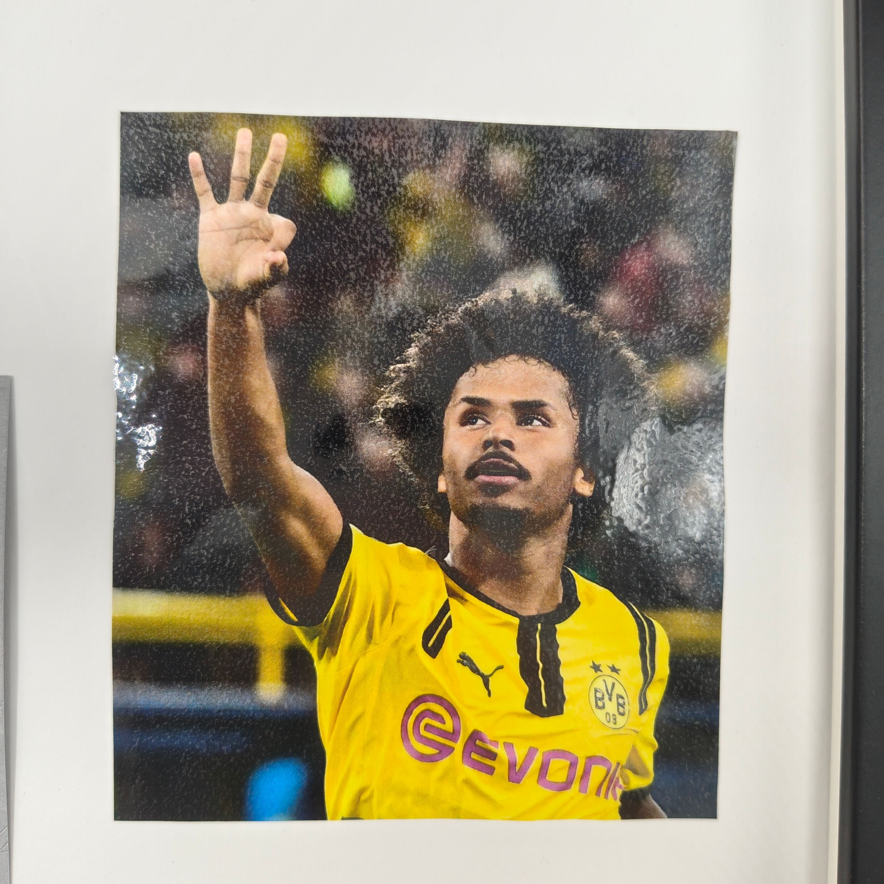 Kapitänsbinde Karim Adeyemi signiert im Rahmen Borussia Dortmund Autogramm COA