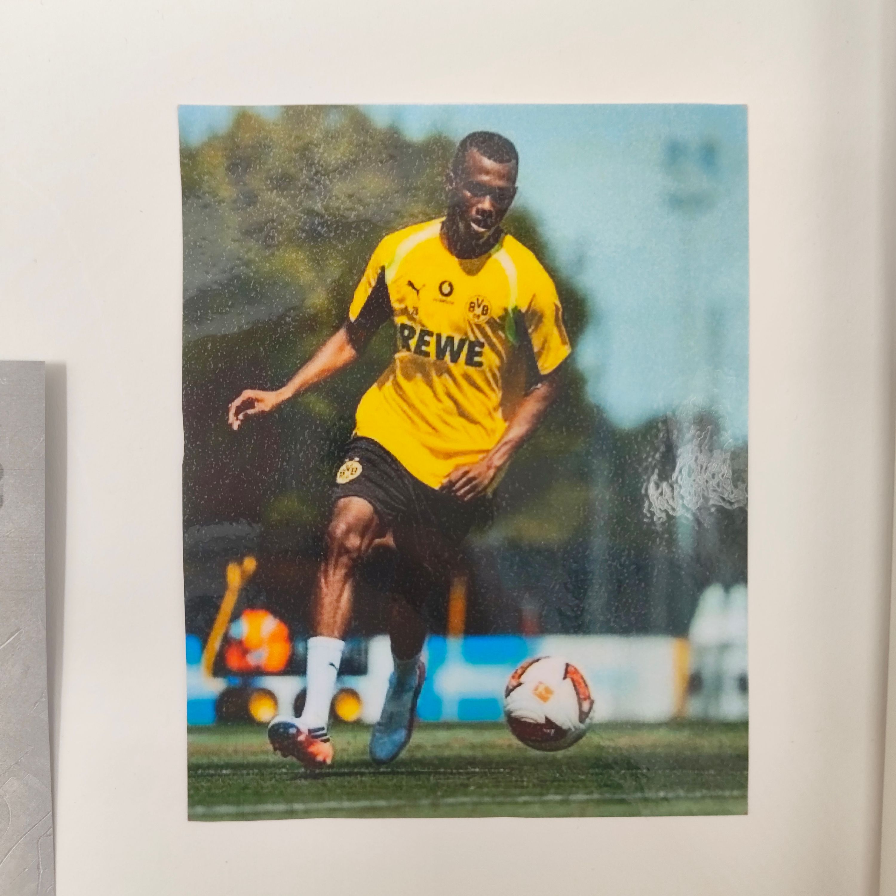 Kapitänsbinde Justin Lerma signiert im Rahmen Borussia Dortmund COA
