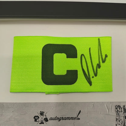 Kapitänsbinde Deniz Undav signiert im Rahmen VFB Stuttgart Fußball Autogramm