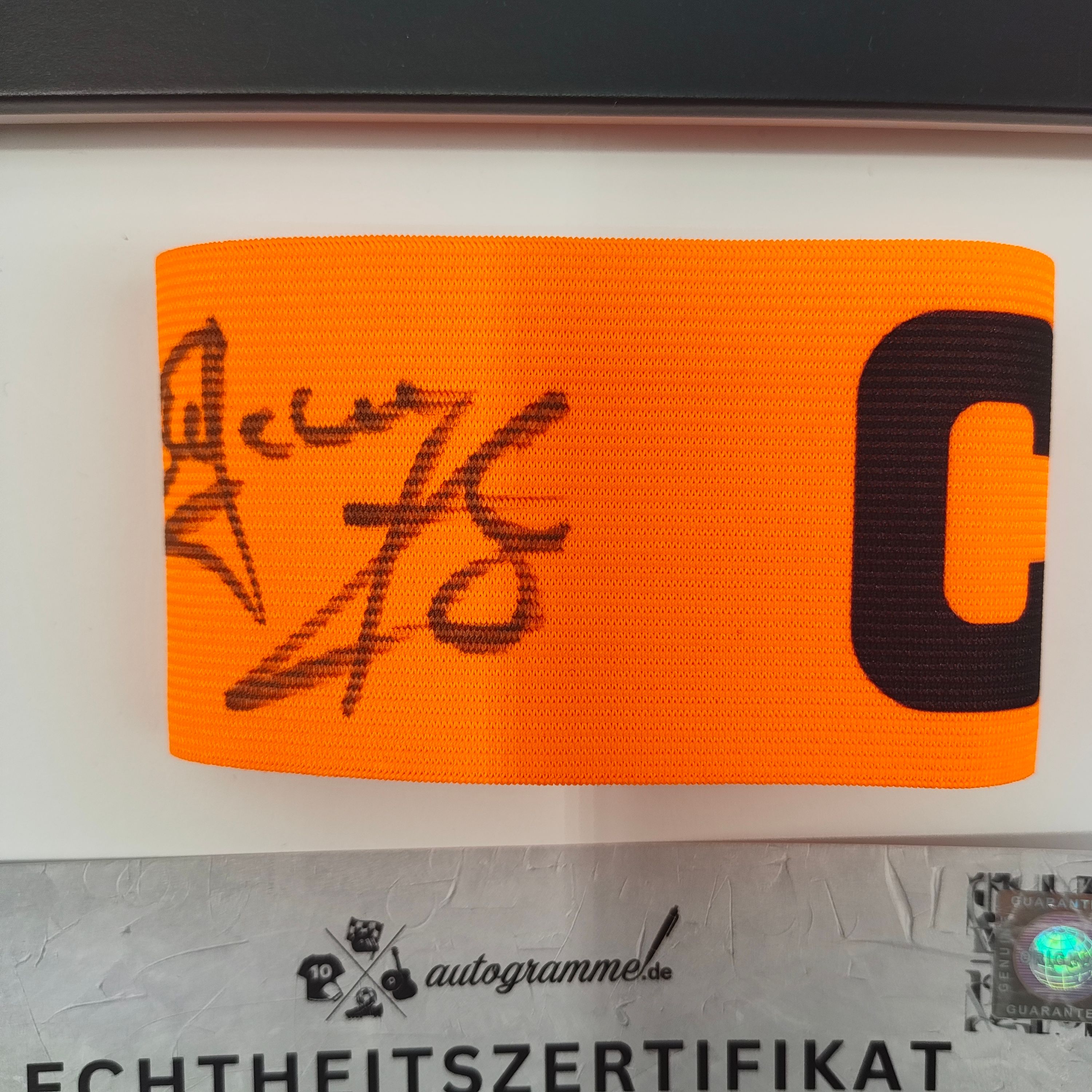 Kapitänsbinde Stefan Kuntz signiert im Rahmen HSV Autogramm COA Fußball