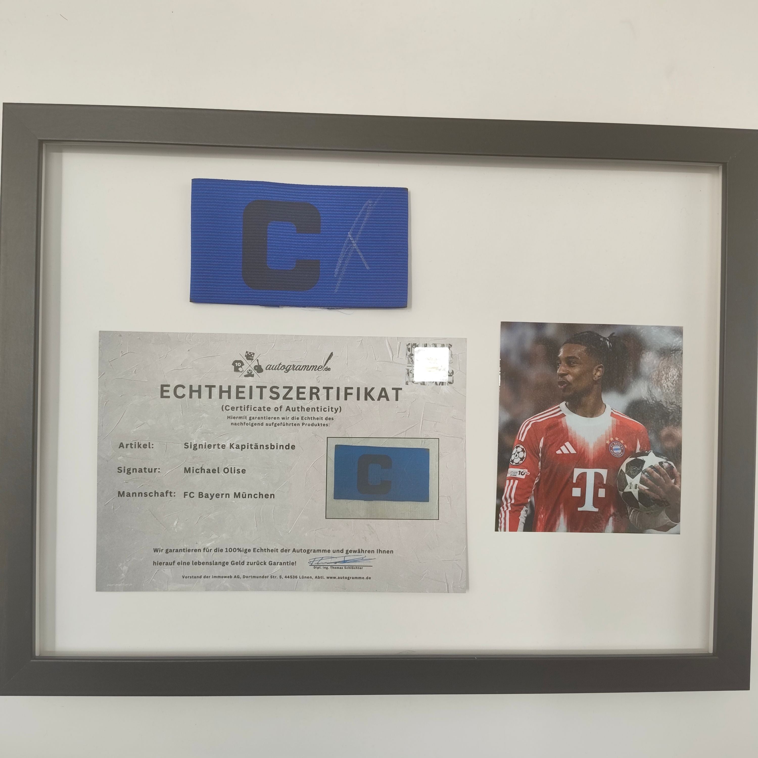 Kapitänsbinde Michael Olise signiert im Rahmen Bayern München