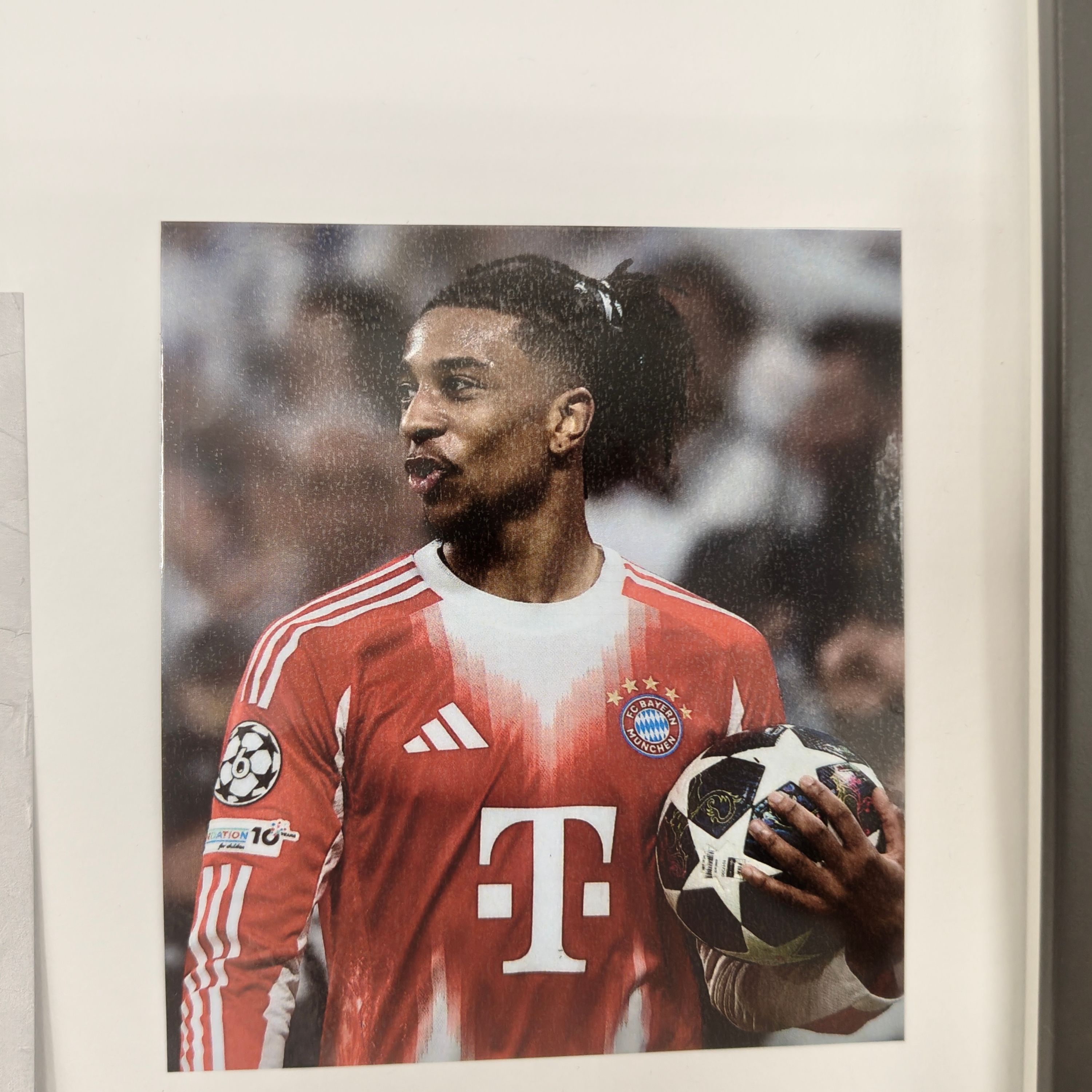 Kapitänsbinde Michael Olise signiert im Rahmen Bayern München