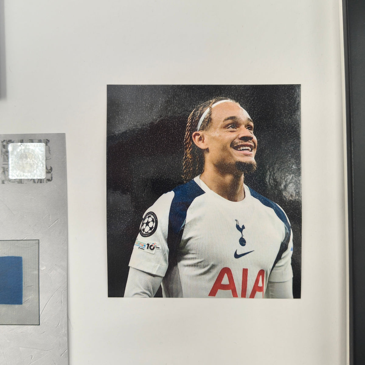 Kapitänsbinde Xavi Simons signiert im Rahmen Tottenham Hotspur