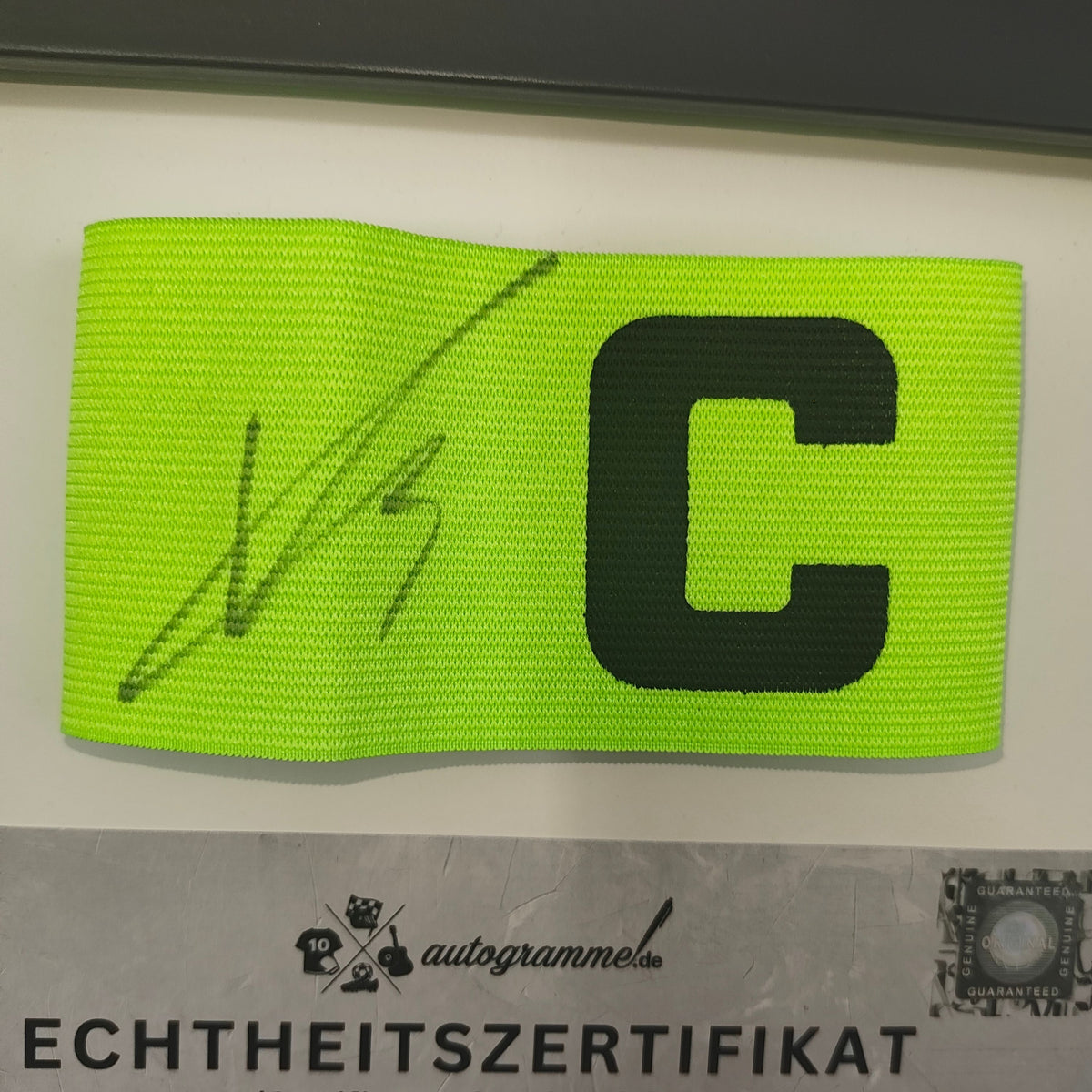 Kapitänsbinde Xavi Simons signiert im Rahmen Tottenham Hotspur