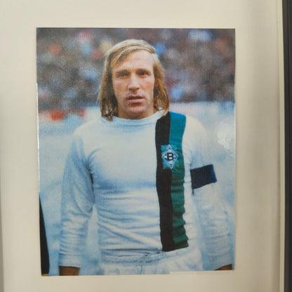 Kapitänsbinde Günter Netzer signiert im Rahmen Borussia Mönchengladbach