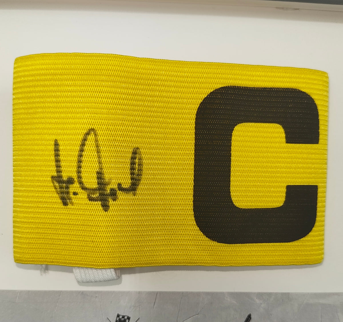 Kapitänsbinde Holger Fach signiert im Rahmen Gladbach Autogramm COA