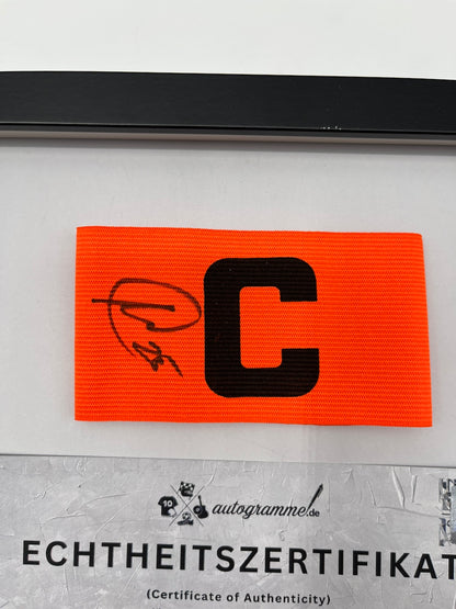 Kapitänsbinde Thomas Müller signiert im Rahmen Bayern München Autogramm