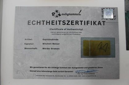 Kapitänsbinde Mitchell Weiser signiert im Rahmen Werder Bremen COA Gelb