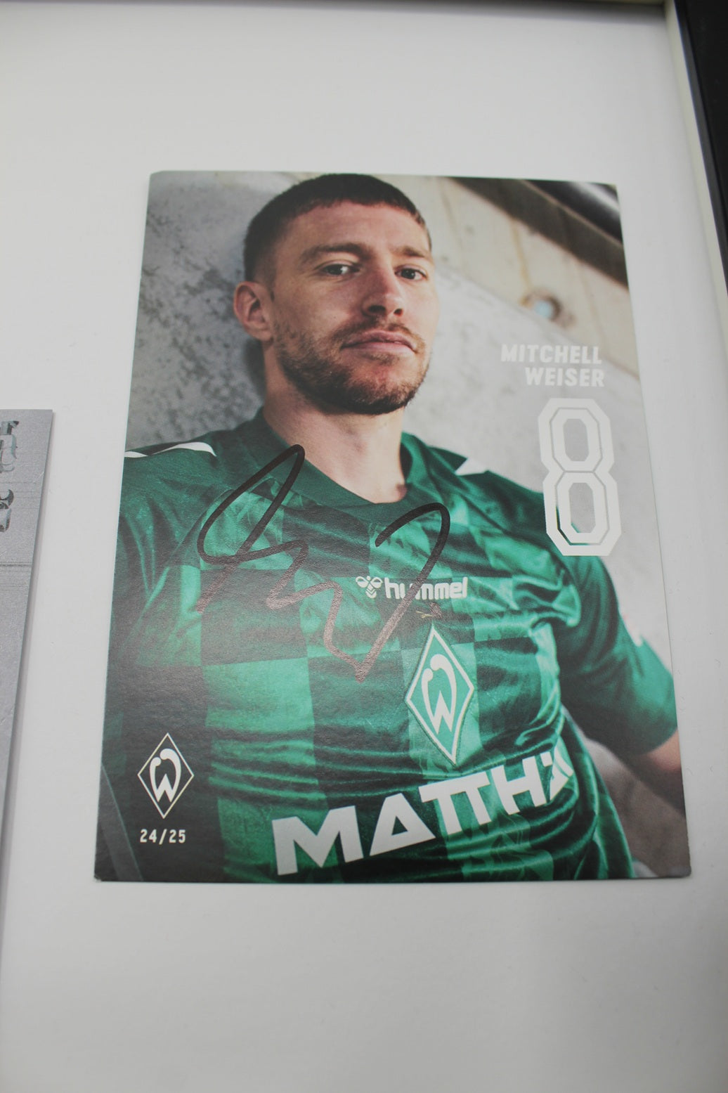 Kapitänsbinde Mitchell Weiser signiert im Rahmen Werder Bremen COA Gelb
