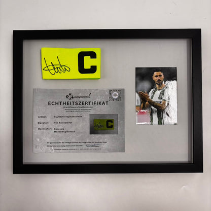 Kapitänsbinde Tim Kleindienst signiert im Rahmen Borussia Mönchengladbach COA