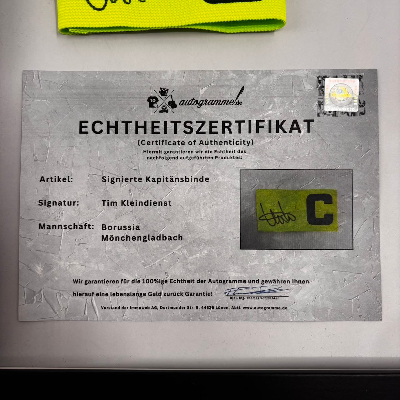 Kapitänsbinde Tim Kleindienst signiert im Rahmen Borussia Mönchengladbach COA