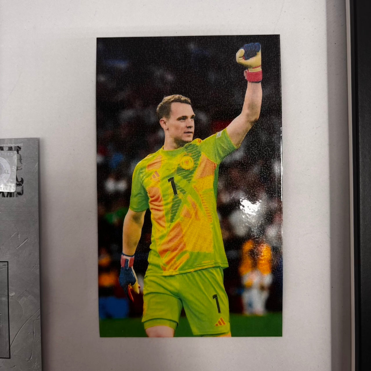 Kapitänsbinde Manuel Neuer signiert im Rahmen Deutschland Fußball Autogramm neu