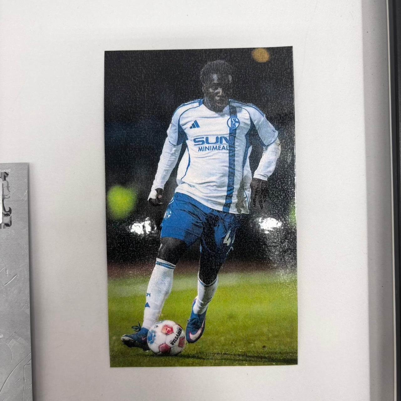 Kapitänsbinde Zaid Tchibara signiert im Rahmen Schalke 04 COA rot