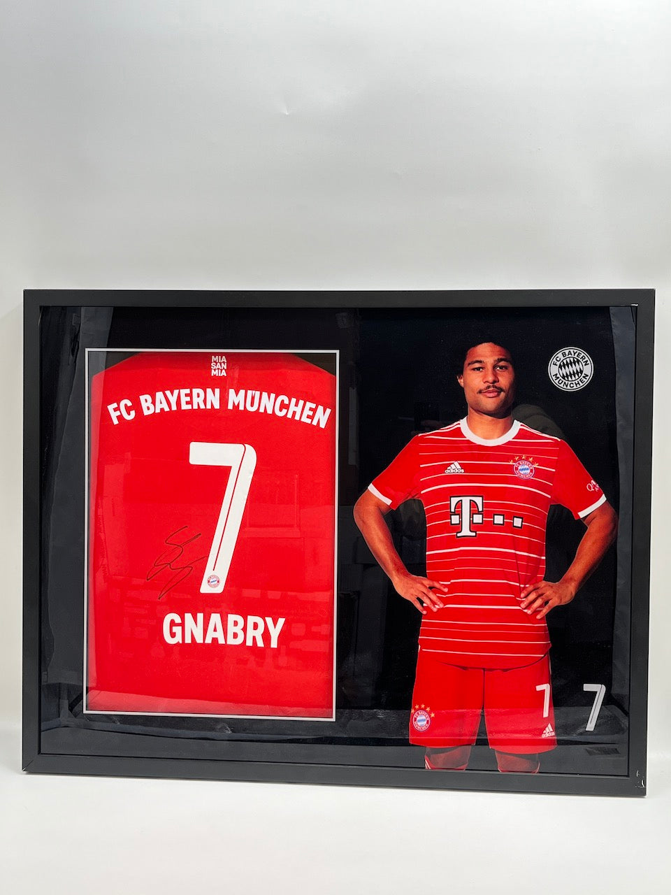 Bayern München Trikot Serge Gnabry signiert im Rahmen COA Adidas