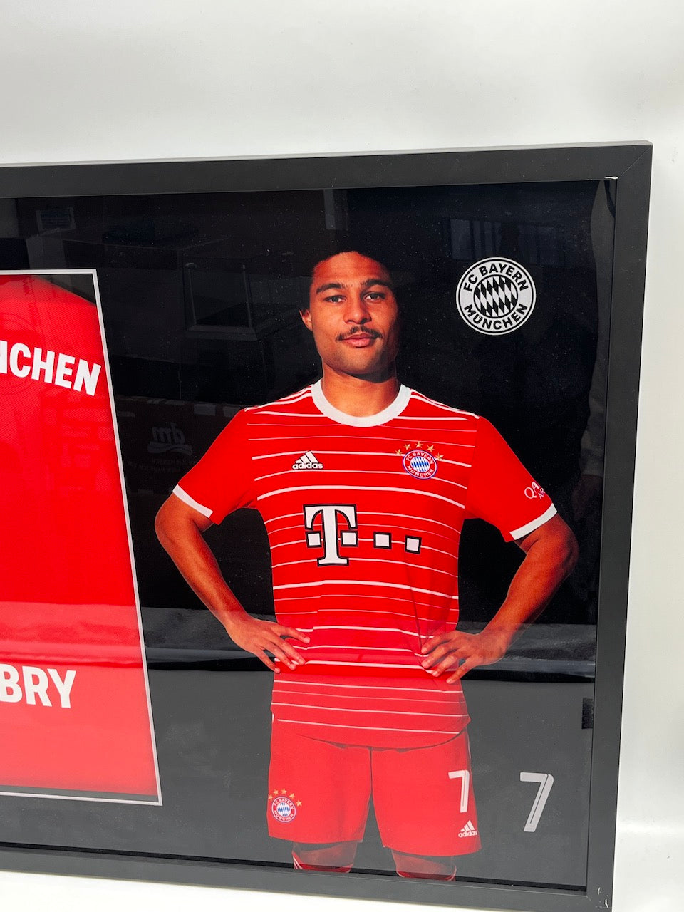 Bayern München Trikot Serge Gnabry signiert im Rahmen COA Adidas