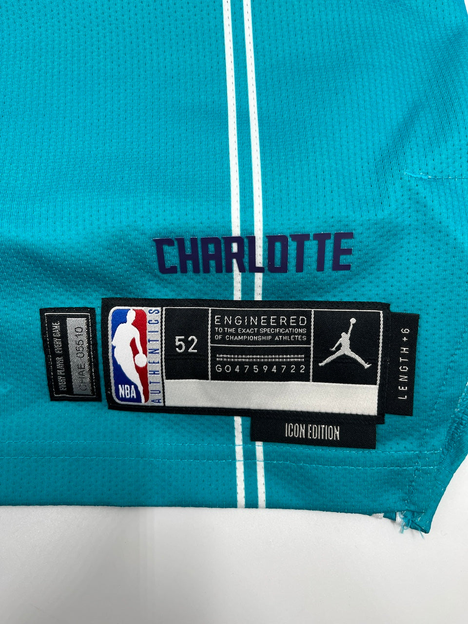 Matchworn Charlotte Hornets Trikot getragen + signiert von Sion James 23.12.2025