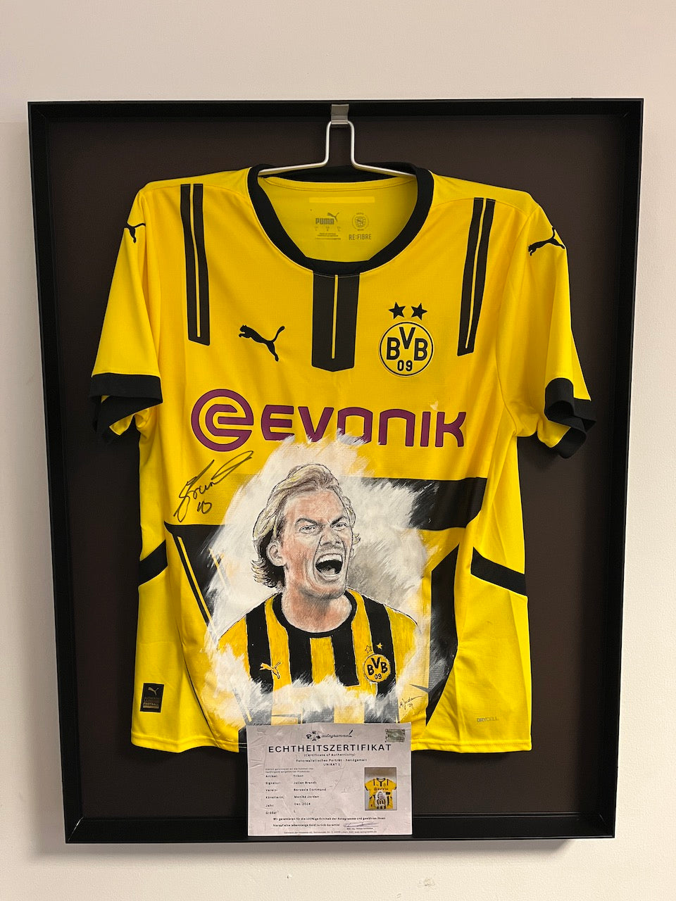 Borussia Dortmund Trikot Portrait Julian Brandt handgemalt und signiert im Rahmen Puma BVB