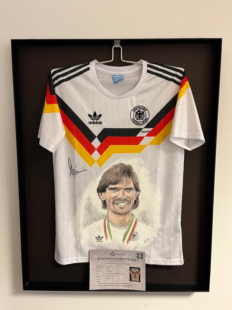 DFB Trikot Portrait Paul Steiner Weltmeister 1990 handgemalt und signiert im Rahmen Adidas M