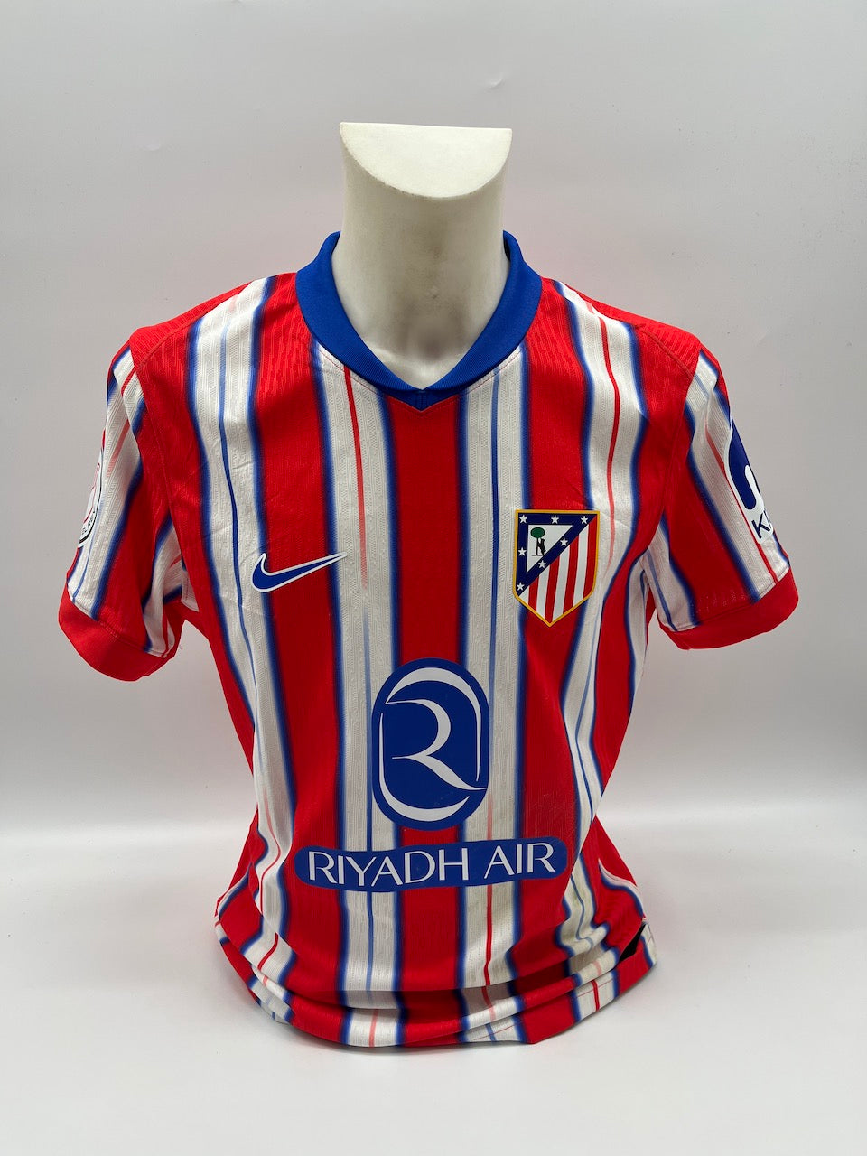 Matchworn Atletico Madrid Trikot getragen & signiert von Axel Witsel 15.01.2025