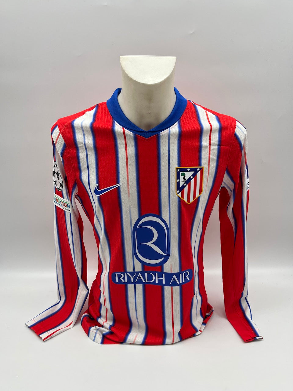 Matchworn Atletico Madrid Trikot getragen & signiert von Nahuel Molina 29.01.25