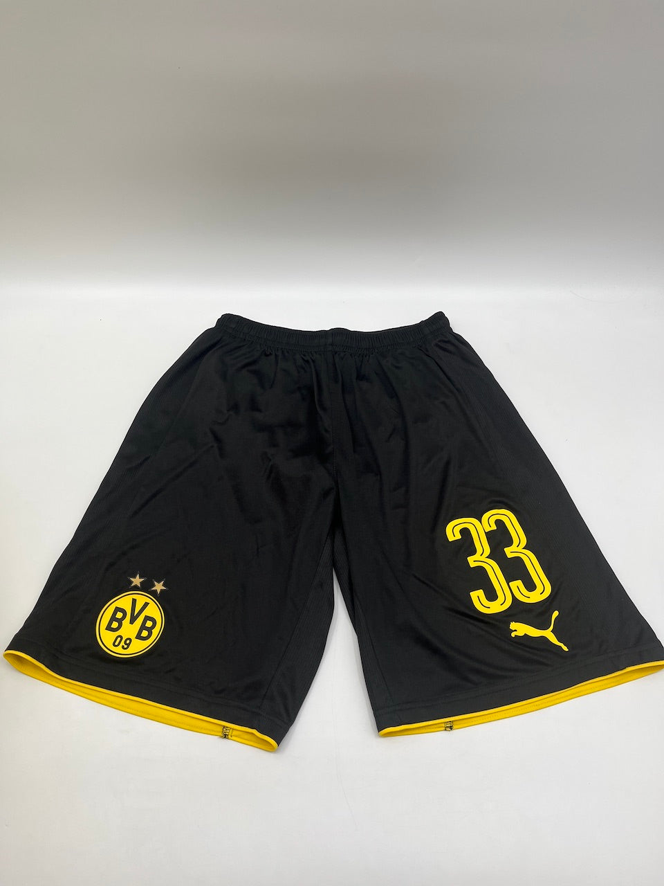 Match-worn Dortmund jersey set worn by Julian Weigl on October 29, 2016