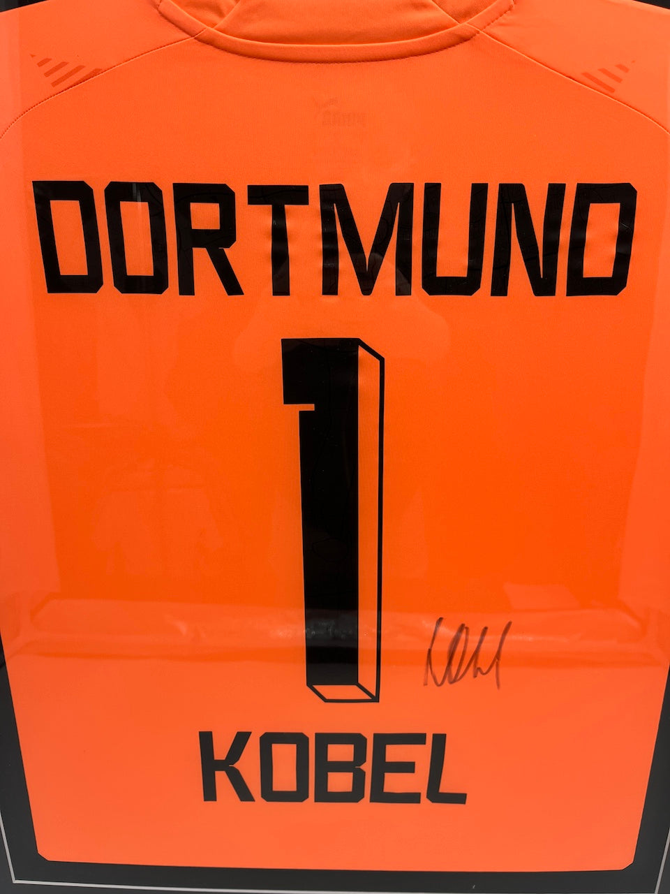 Borussia Dortmund Sondertrikot Gregor Kobel signiert im Rahmen Puma BVB 2