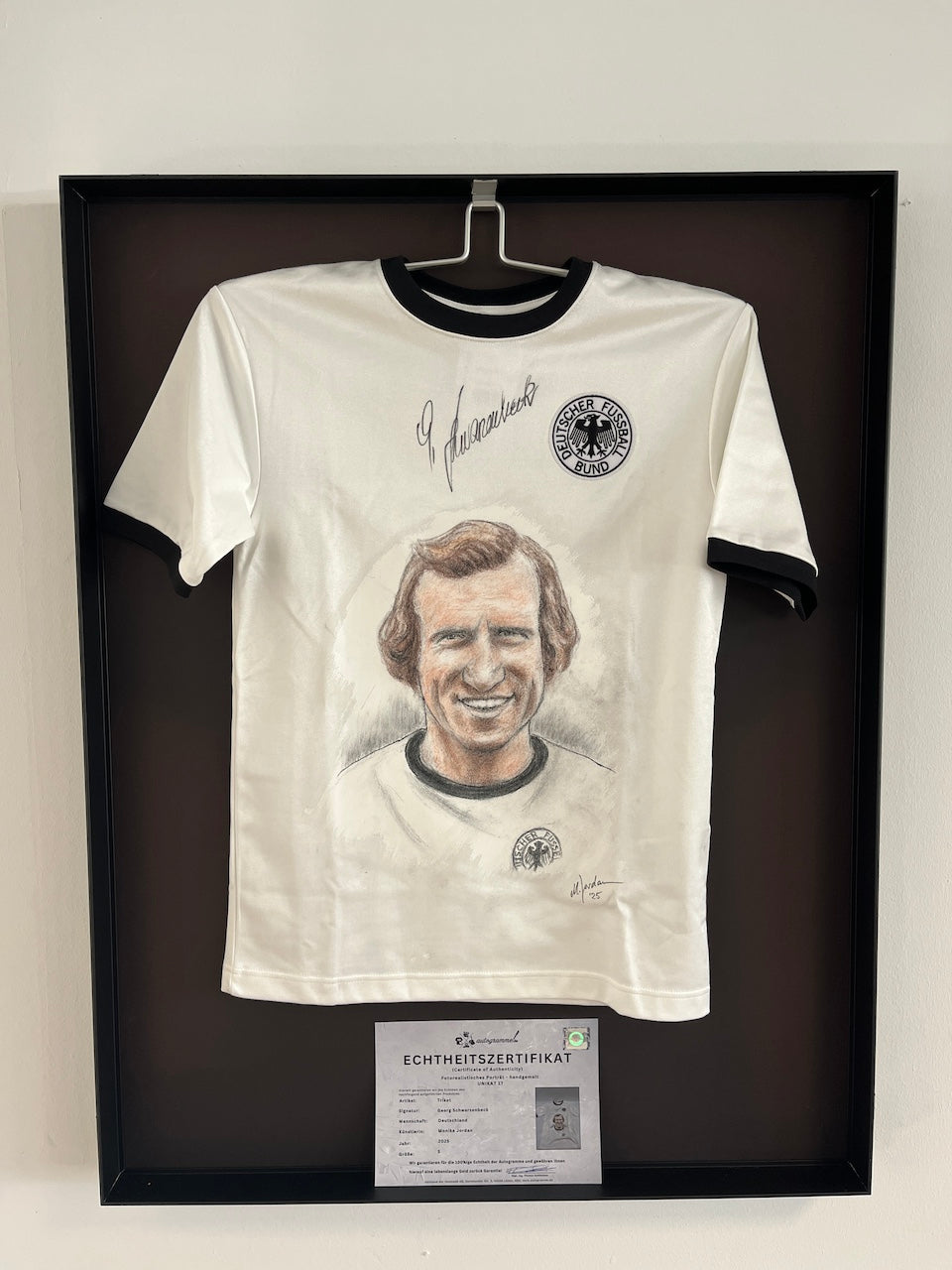 DFB Trikot Portrait Georg Schwarzenbeck handgemalt und signiert im Rahmen S