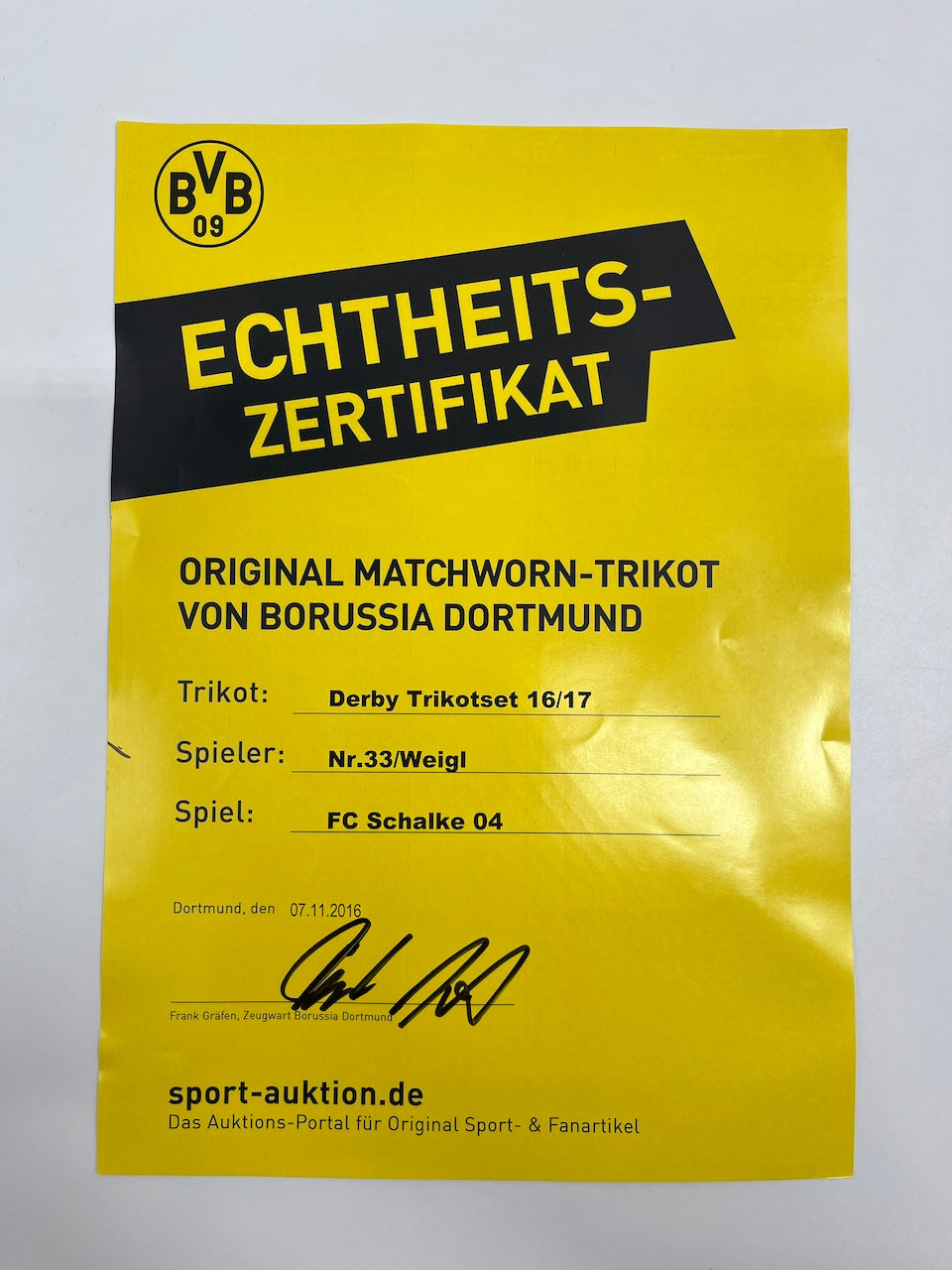 Match-worn Dortmund jersey set worn by Julian Weigl on October 29, 2016