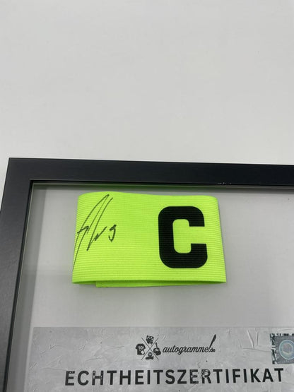 Kapitänsbinde Mohamed Amoura signiert im Rahmen Wolfsburg Autogramm COA