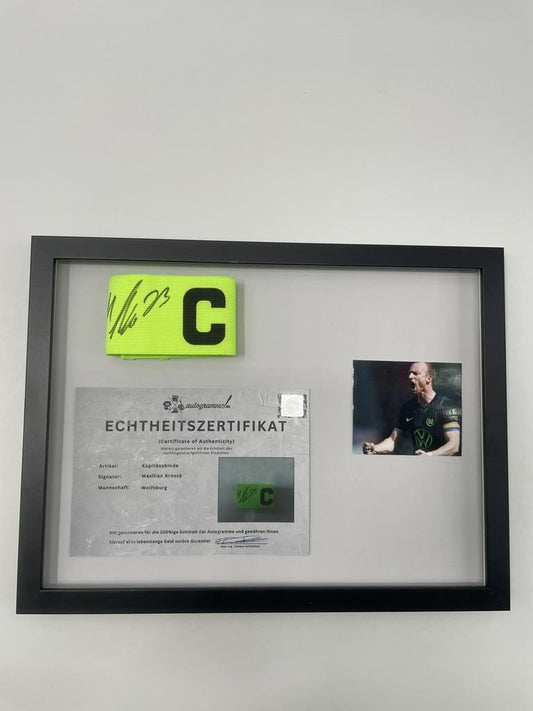Kapitänsbinde Maximilian Arnold signiert im Rahmen Wolfsburg Autogramm COA